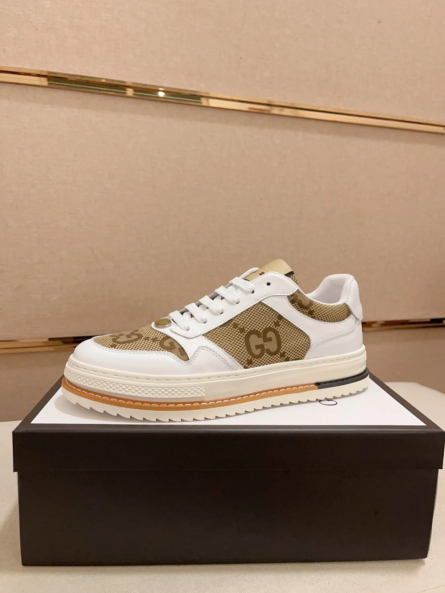 Men's shoes💰 420💰【gucci】Gucci men's latest series of casual shoes! The official website is built 1:1. The upper is made of imported high-quality cowhide, and the lining is made of high-quality sheepskin, which is soft and comfortable. Picky selection of materials and exquisite workmanship give you the best enjoyment. Number of yards: 38-44 yards. (Can be customized for 45 non-refundable)